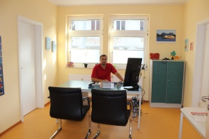 Behandlungszimmer 2 mit unserem Doktor Ottl